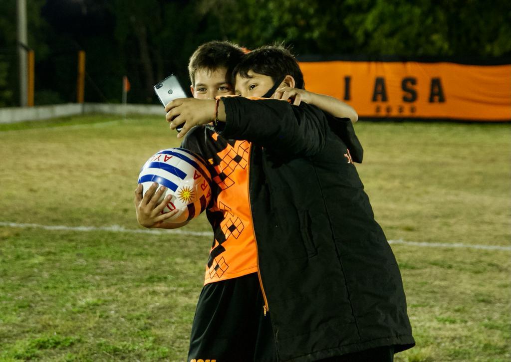 Inauguración de la red lumínica de la cancha del club de fútbol infantil Institución Atlética Sud América (Paysandú)