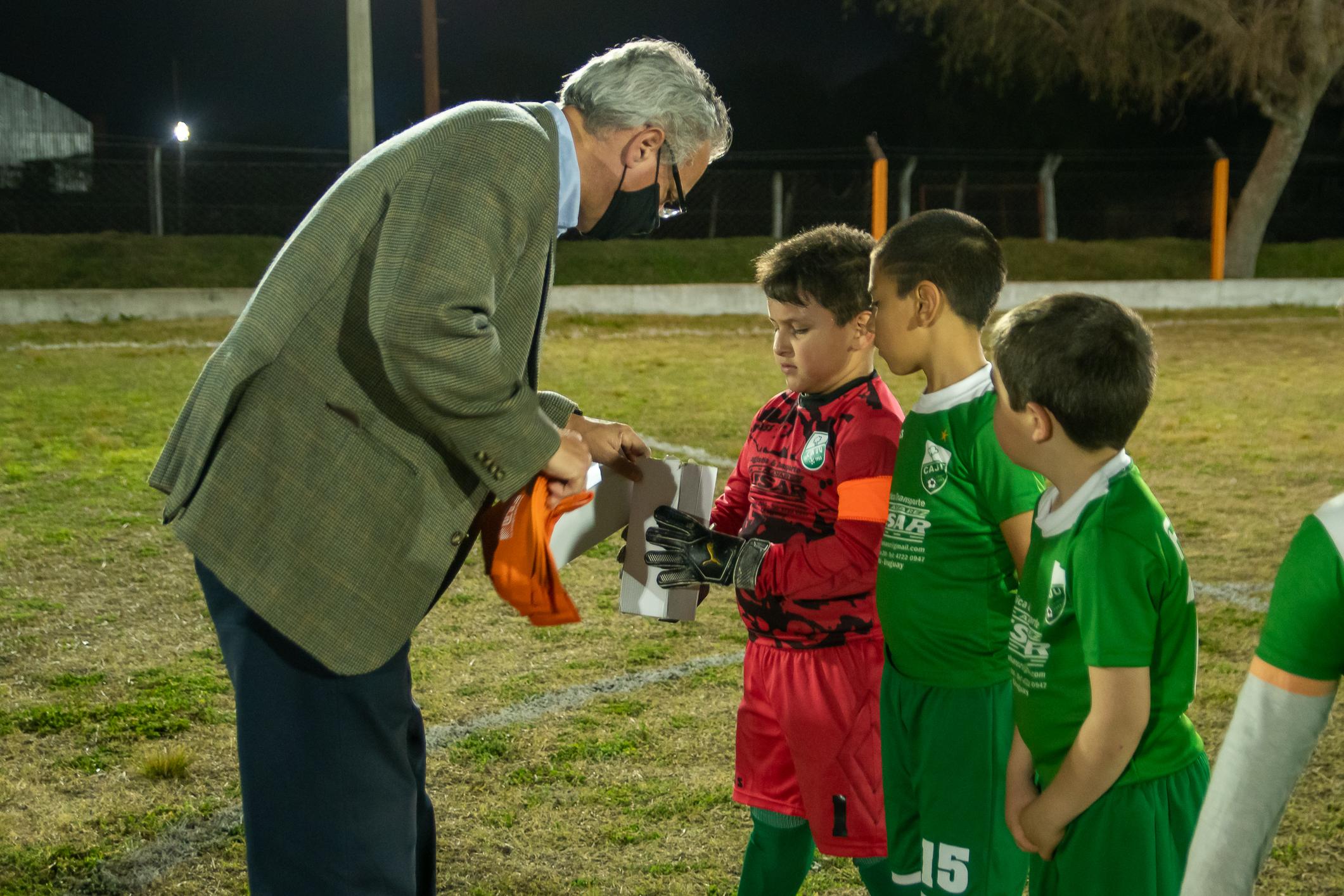 Inauguración de la red lumínica de la cancha del club de fútbol infantil Institución Atlética Sud América (Paysandú)