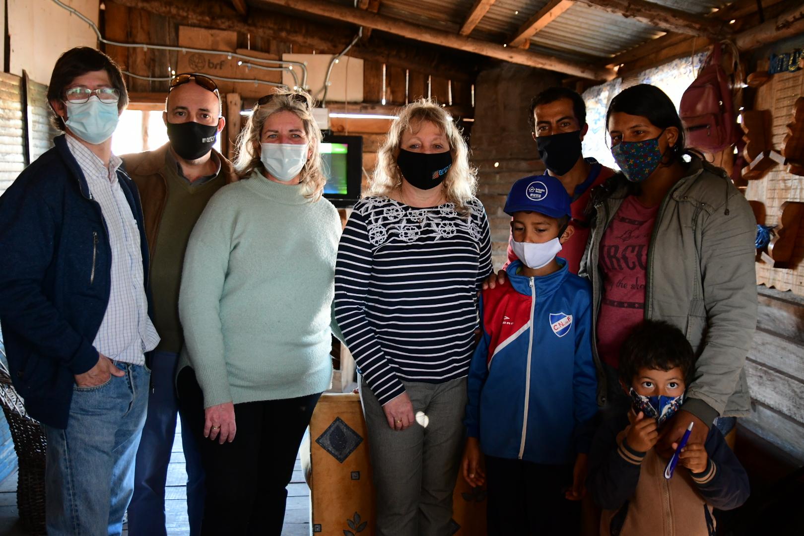 La presidenta Silvia Emaldi con una de las familias beneficiadas por la regularización del servicio