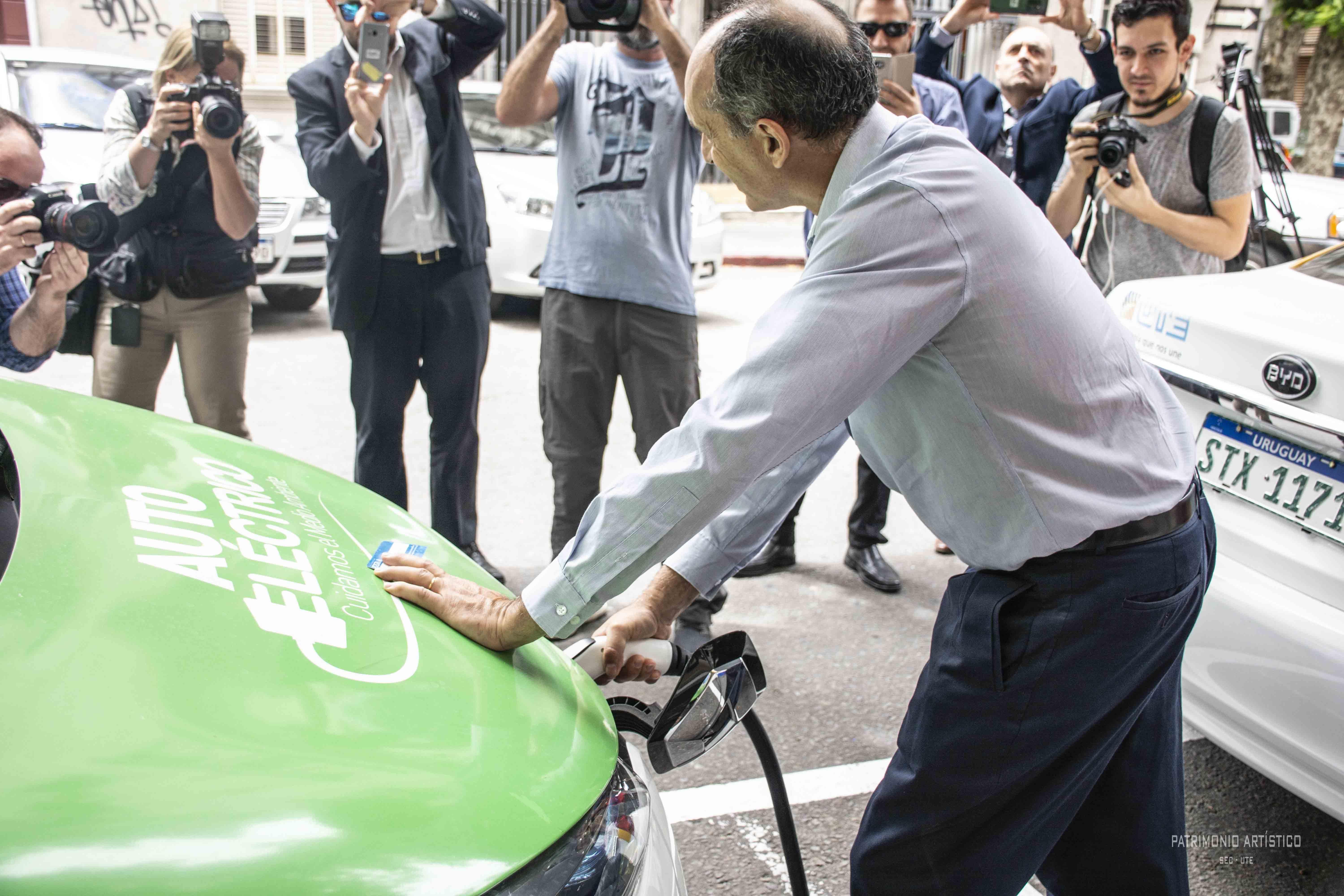 Casaravilla inaugurando uno de los nuevos cargadores