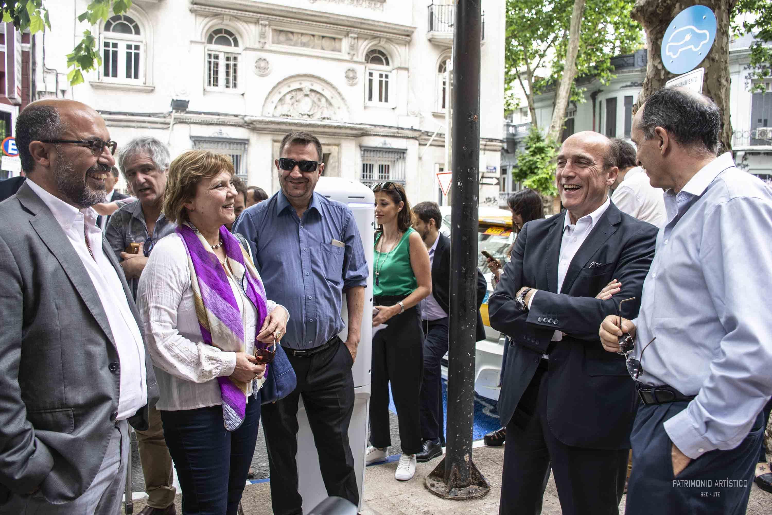 Directores de UTE y el intendente en la inauguración de los nuevos cargadores