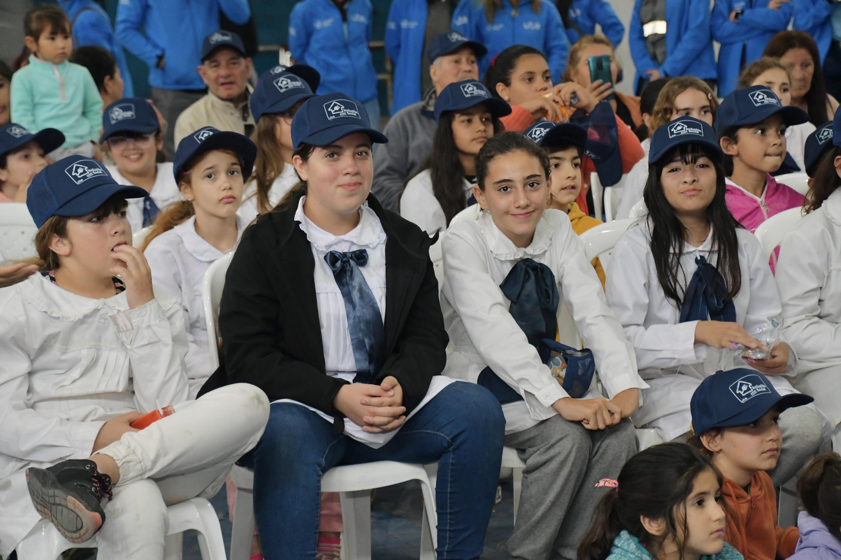 Inauguración de las obras de regularización del servicio eléctrico para 140 familias en el Barrio Cerro de la ciudad de Mercedes