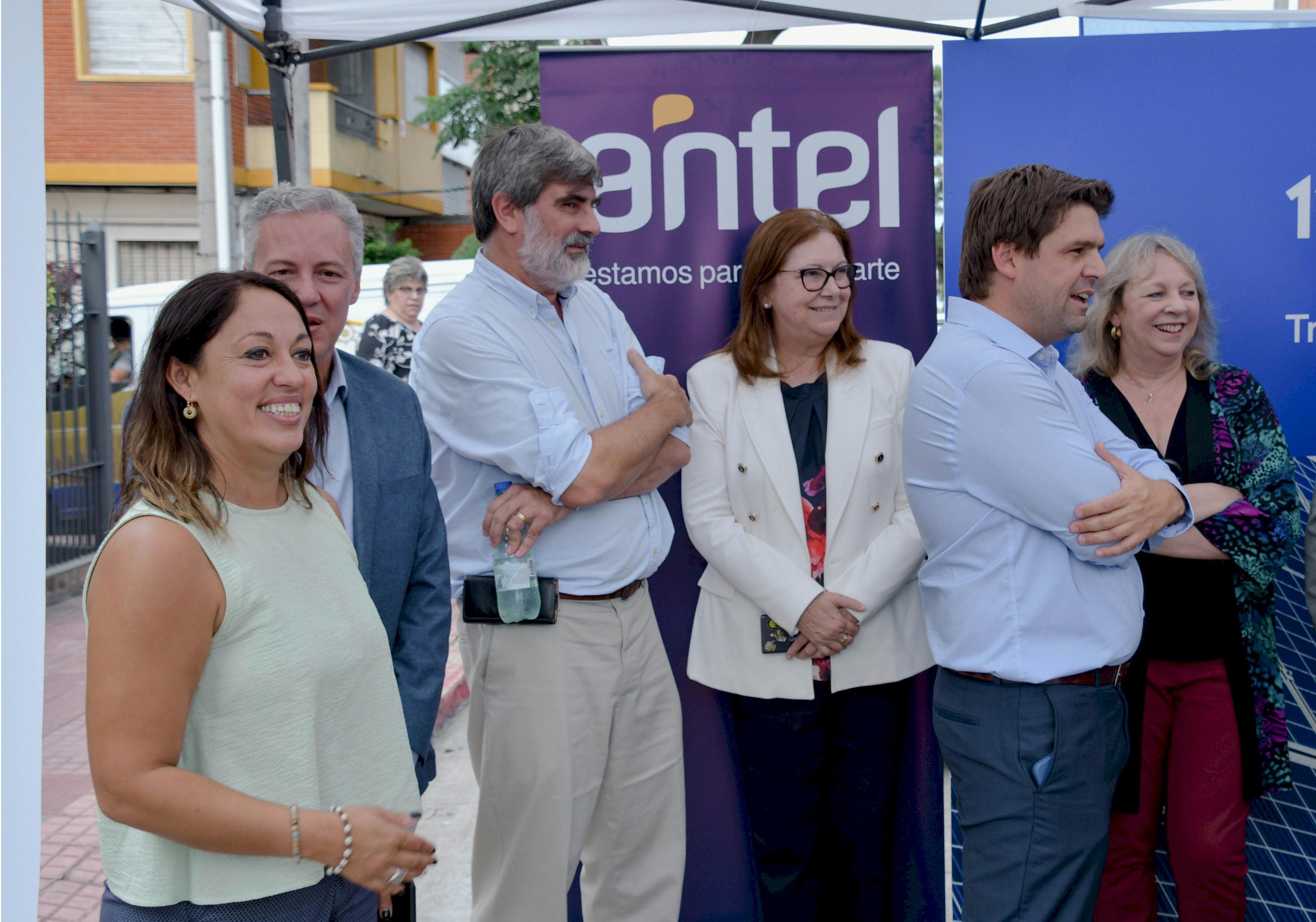 Autoridades de UTE y ANTEL en el acto