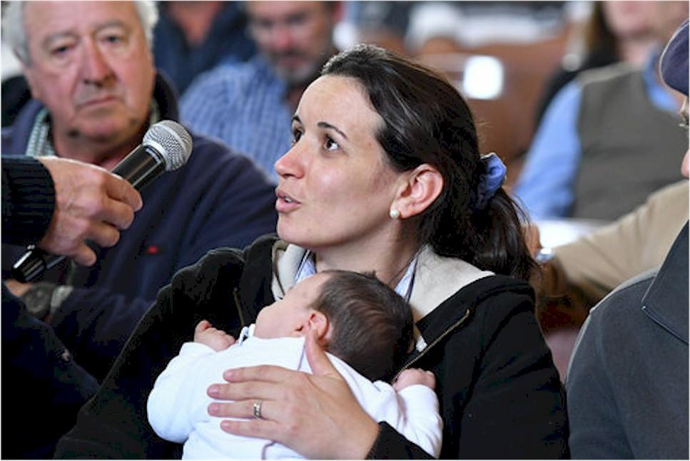 Vecina que recibió la energía eléctrica