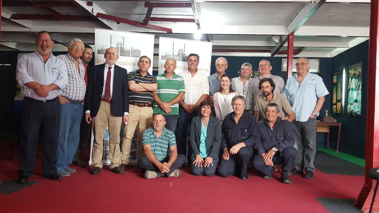Vecinos Paso Montoro con el vicepresidente de UTE, César Briozzo